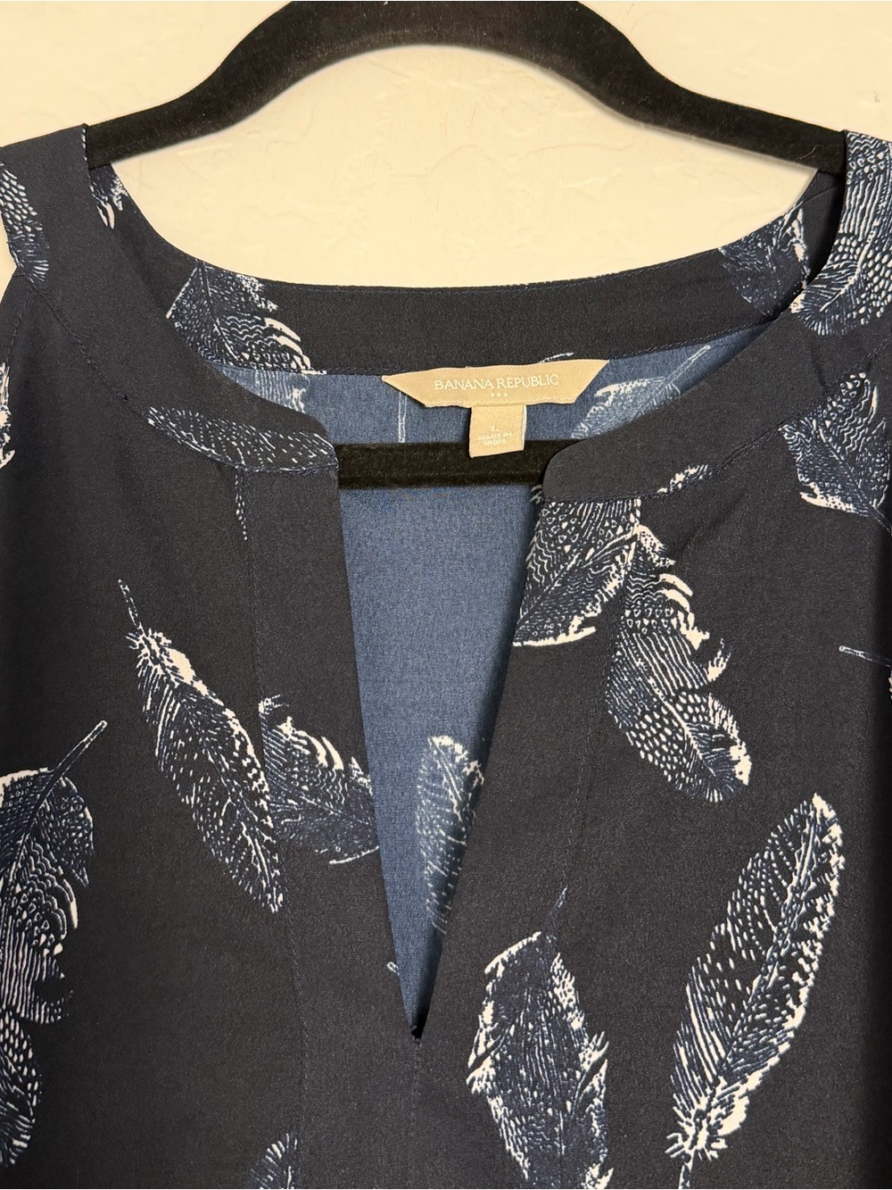 Banana Republic Women's Large Halter Top Navy Feather Print Sleeveless V-Neck - Picture 6 of 9